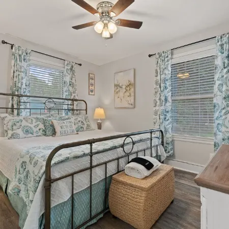 2 bedrooms - King bed - close to beaches - beautiful deck with outdoor seating.