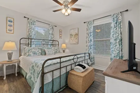 2 bedrooms - King bed - close to beaches - beautiful deck with outdoor seating.