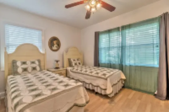 Pool home 1.5 blocks from the river & 10 mins to the beach.