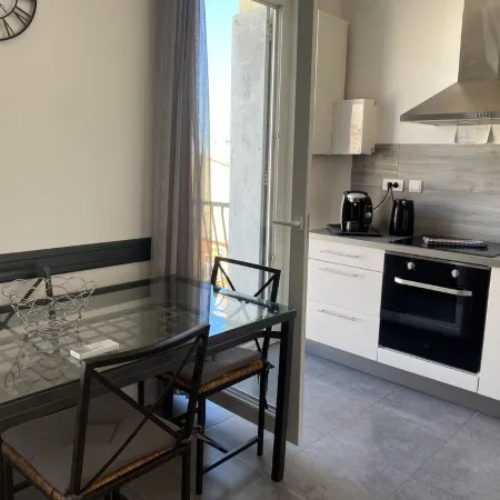 Superbe Appartement Climatisé Centre Ville Avec Grand Balcon Отели в г. Сет