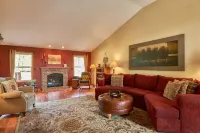 Single Level, 2 Kings, Fire Pit, Comfort in Downtown Dundee