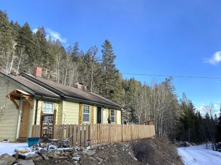 Adorable Cottage in National Forest -- hiking & climbing steps from your door!