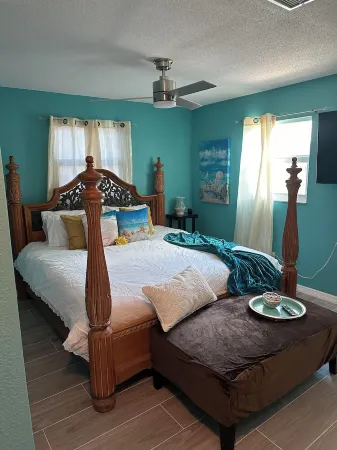 Cozy River Retreat on Island, 3 Minutes to the Beach, Family Sized 3 Bed House