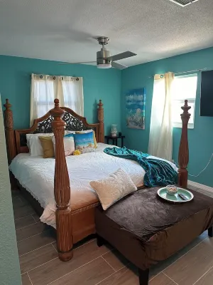 Cozy River Retreat on Island, 3 Minutes to the Beach, Family Sized 3 Bed House