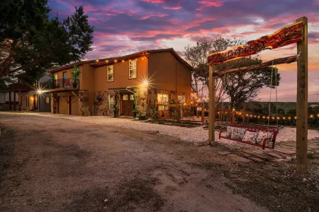 Peaceful and Quiet Hill Country Getaway with Stunning Views