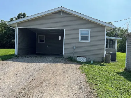 Retreat on the Creek: Home overlooking a backyard lake and the Auxvasse Creek