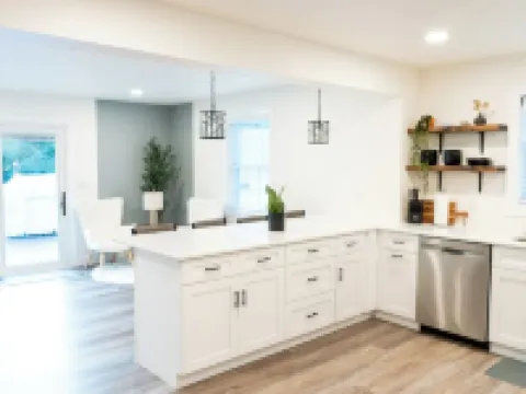 Spacious 5-bedroom house with WiFi, AC in welcoming Paradise 斯特拉斯堡酒店