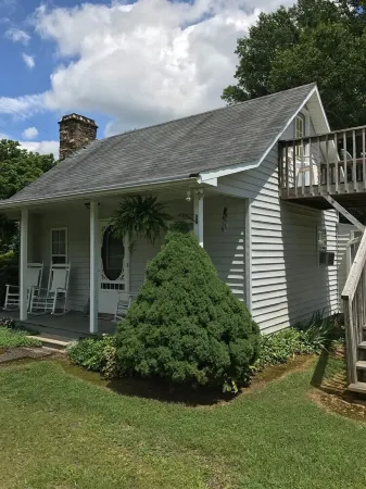 country charm cottage in a quiet neighborhood. easy access.