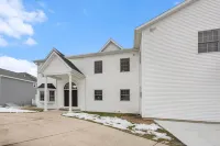 Lakefront W/ Private Beach, Pool, Hot Tub, Golf Simulator, Projector, Bar & more Klein Cider Mill 주변 호텔