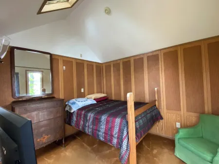 Lakefront cottage with private deck and dock, amazing porch with sunset views