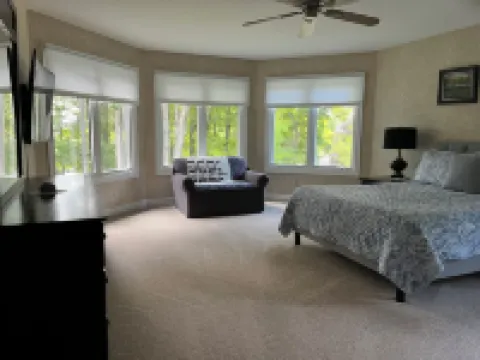 Well Appointed  Apartment with Breathtaking Views