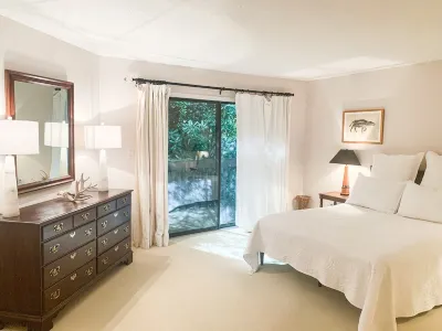 Lakefront cabin in mountains, 1 mi away from skiing/tubing! Hotels near Sapphire National Golf Club LLC