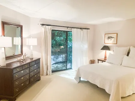 Lakefront cabin in mountains, 1 mi away from skiing/tubing!