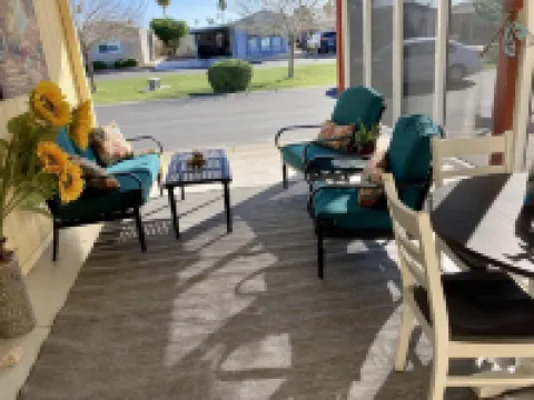 Snowbirds! Age 55+ Gated community. Pool. Jacuzzi. Pickle Ball