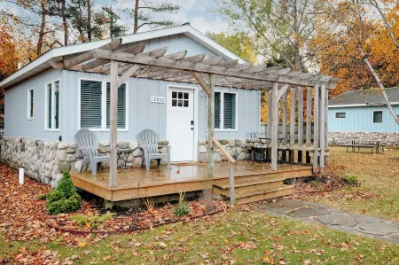 Little Dipper - Cozy Cottage on 400 Feet of Shared Lake Frontage
