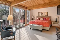 Large, Luxurious Riverfront Townhouse โรงแรมใน