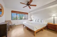 Cimarron: Spectacular city and mountain views, pool, hot tub, and more!