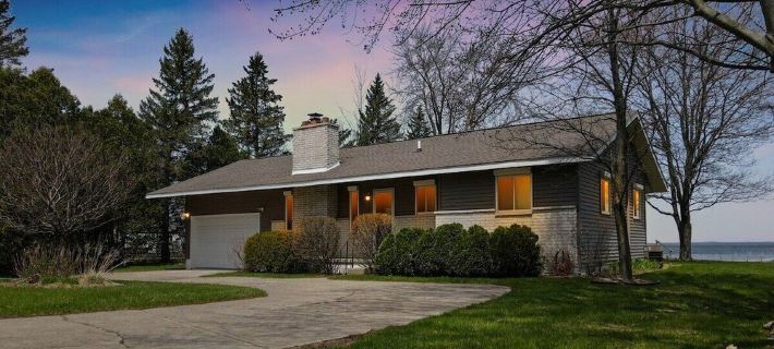 Lakefront Cottage with dock Hotels in Roscommon County