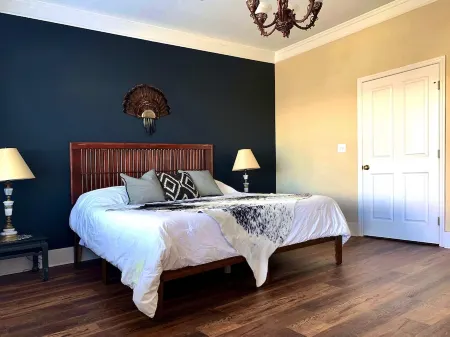 Artsy pet-friendly king room/historic railroad inn Отели рядом с достопримечательностью «Walls of Jericho»