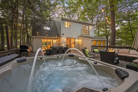 Modern Poconos Escape | Hot Tub | Fire Pit | Games!