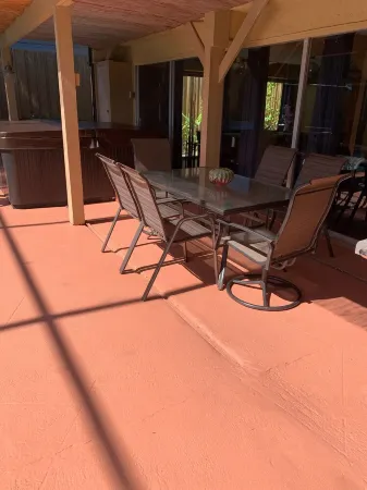 Beautiful 2BR 2BA Home with Private Pool & Jacuzzi - Includes Pool Table Отели рядом с достопримечательностью «Кресент Бич»