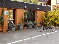 Comfortable detached house with garden and private parking