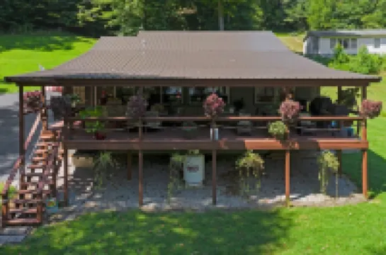 Very peaceful Home with Lake Barkley in your back yard! Private Dock Sleeps 8