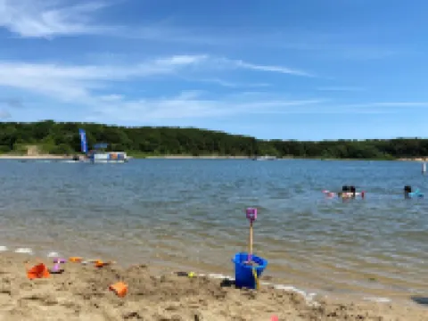 Modern Cape Cod home in vibrant beach community - steps to beach; pool access!! 이스트 팰머스 호텔