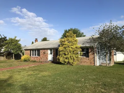 Pet-Friendly Beach House with Game Room & Outdoor Shower - Steps to Pool & Beach Hotels near TreeHouse Antiques Of Cape May