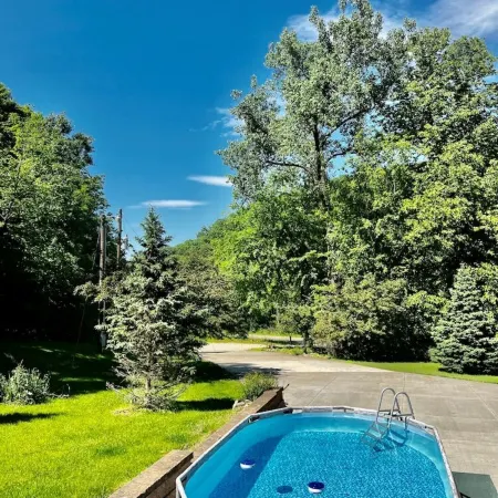 Log Cabin/ w hot tub, outdoor pool & pool table