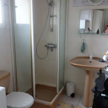 GRAND STUDIO CLIMATISE, INDEPENDANT DANS VILLA AVEC JARDIN, Tranquility assured