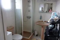 GRAND STUDIO CLIMATISE, INDEPENDANT DANS VILLA AVEC JARDIN, Tranquility assured