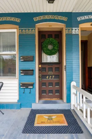 The Downtown Bee: Cozy & charming escape steps from Main Street Bethlehem!