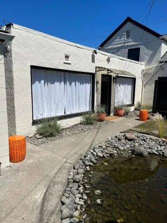 Henderson House and Frog Pond Отели рядом с достопримечательностью «Секвойя Парк Гарден»