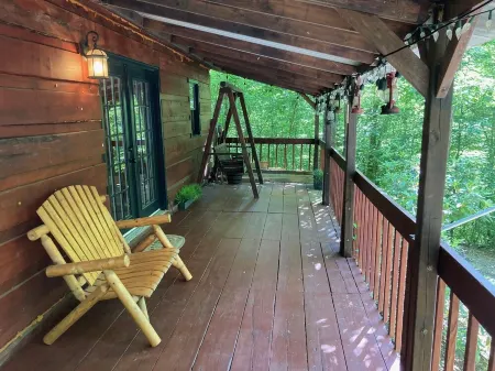 Cozy cabin getaway close to hiking, skiing, sightseeing, and Bristol!