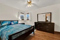 3 Bedroom, cozy house in Milwaukee near airport