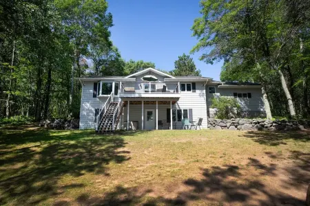 Your Great Escape Lake Home- Pet Friendly with Lake Access! Sleeps 10!