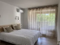 T4 Bord Canal du Midi, Piscine Hotels in Homps