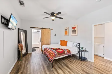 Boho Bungalow - 30ft pool & minutes from festivals