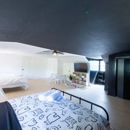 New Remodel/5 Rooms/3Full bathrooms/6TVs/3Kings3Queens/Baby/Dog friendly