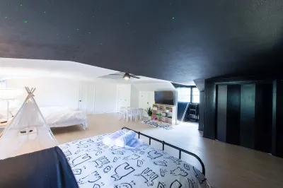 New Remodel/5 Rooms/3Full bathrooms/6TVs/3Kings3Queens/Baby/Dog friendly