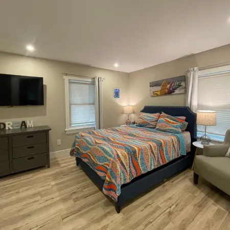 Heated Pool, Outdoor Kitchen,3 blocks from the beach.