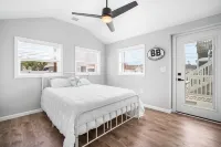 Beach Bungalow -- 1.5 Blocks to Beach!