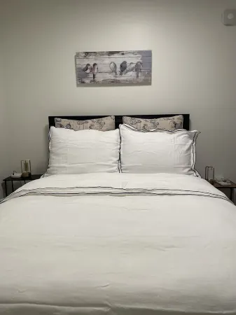 Pristine Downtown 1-Bedroom Steps from State House Отели рядом с достопримечательностью «Уильям Пака Хаус & Гарден»