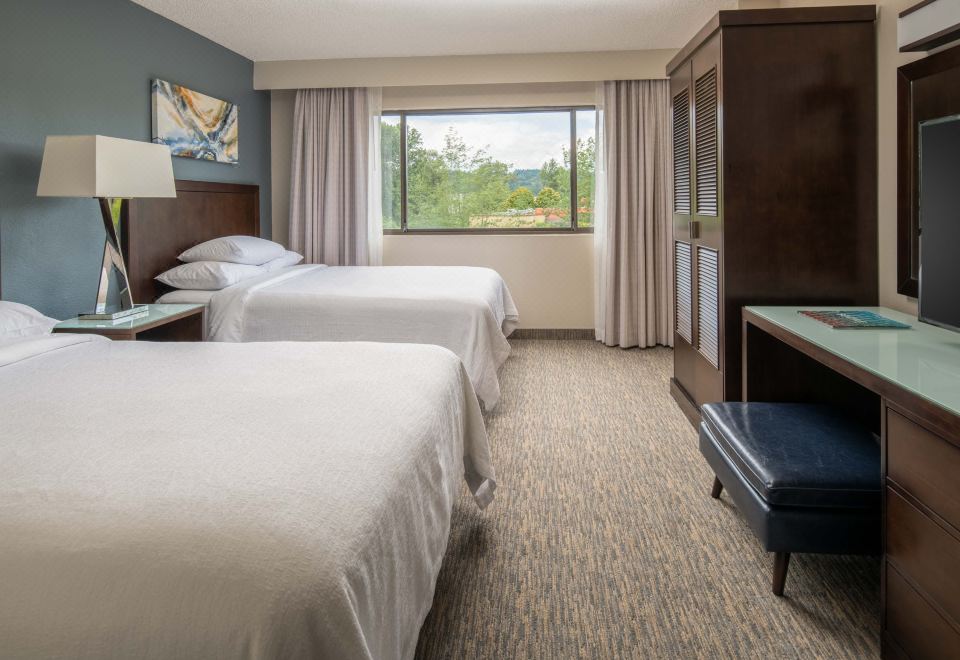 5. 엠버시 스위트 ..