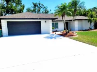 Luxurious 3 bedroom, 2.5 bath Port Charlotte vacation home with pool Speedway附近的飯店