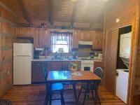 Treehouse River front with Mountain View-Wifi/Cable and Hot tub