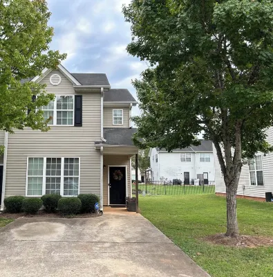 Luxe Central Suburban Retreat- close to speedway and airport