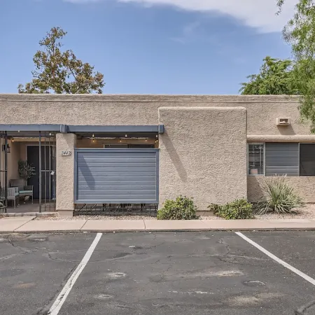 Cool & Comfy Tempe Townhome - Walk to Sloan Park, min to ASU, Town Lake or Mill!