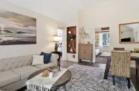 Treehouse Bungalow- Quaint and Cozy Getaway!